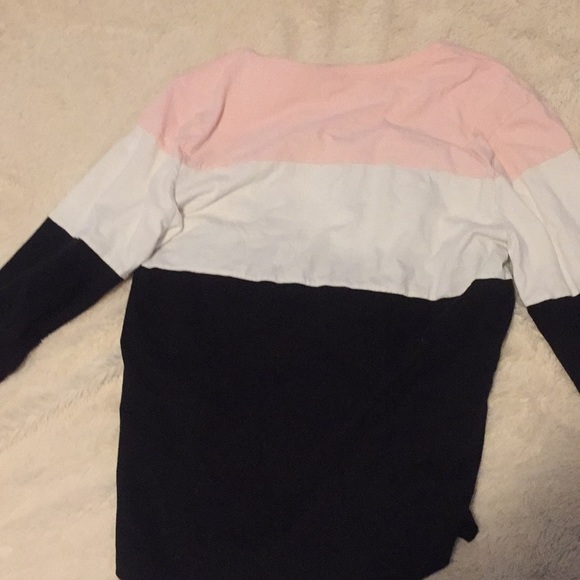 Women's Hollister Block Logo Graphic Tee - Picture 2 of 4